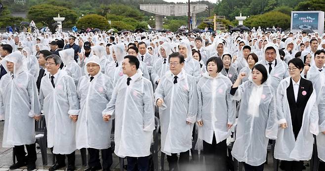 ‘님을 위한 행진곡’ 제창 김기현 국민의힘 대표(왼쪽에서 세번째), 이재명 더불어민주당 대표(네번째), 이정미 정의당 대표(다섯번째)가 18일 광주 북구 국립5·18민주묘지에서 열린 5·18민주화운동 43주년 기념식에서 ‘님을 위한 행진곡’을 부르고 있다. 광주·전남사진기자단