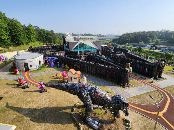 루프톱에서 내려다 본 FE01의 전경. 영화 스타워스의 우주선 팔콘 모양이다. 안인석 기자