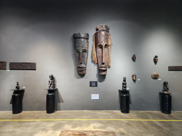 FE01갤러리에서 전시 중인 아프리카 아트. 김후철 대표가 수십년가 수집한 아프리카 조각품 마스크 등을 전시하고 있다. 안인석 기자