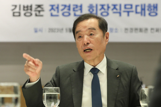 Kim Byong-joon, acting chairman of the Federation of Korean Industries (FKI), speaks during a press conference Thursday held in Yeouido, western Seoul. [FKI]