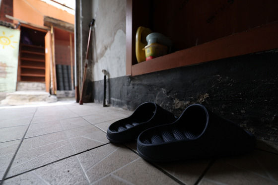 A pair of shoes at a residence in a low-income neighborhood in Yeongdeungpo District, western Seoul [YONHAP]