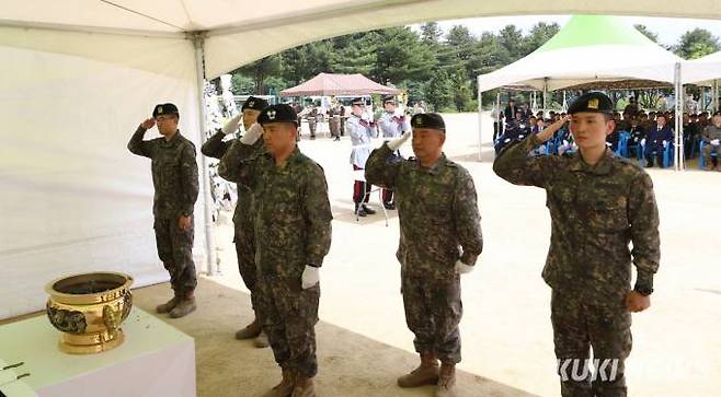 유해발굴 참여 장병들이 경례하고 있다.*육군 15사단 제공)