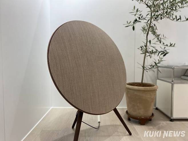 팝업스토어 거실에 놓인 뱅앤올룹슨(Bang&Olufsen) 스피커. 사진=심하연 기자