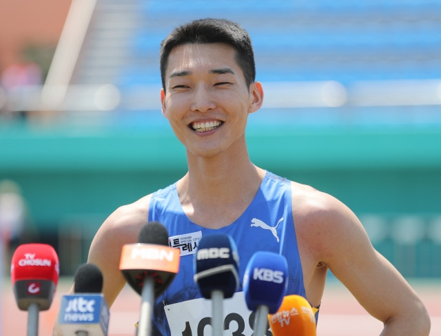 우상혁이 9일 경북 예천스타디움에서 열린 제51회 KBS배 전국육상경기대회 높이뛰기 남자대학·일반부 결승에서 2m32를 1차시기에 성공하고 인터뷰에 응하고 있다. 연합뉴스