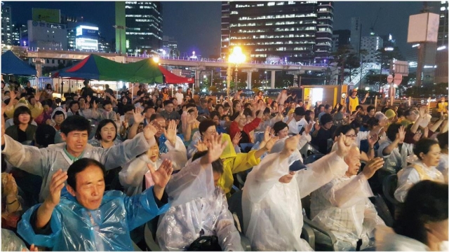 지난해 서울역 광장에서 한반도 평화통일을 위한 금식기도운동이 펼쳐지고 있다.