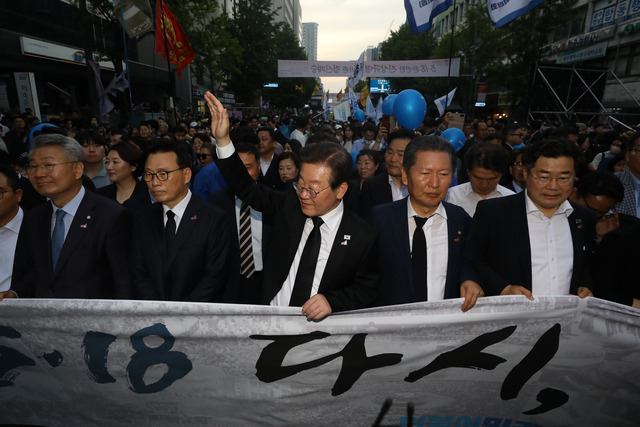 이재명 더불어민주당 대표가 17일 오후 광주 동구 금남로에서 열린 5·18 민주화운동 43주년 전야제 민주대행진에 지도부와 함께 참여해 지지자들에게 손을 흔들고 있다. 연합뉴스