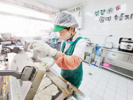 안산시 단원구에 위치한 ‘건강미누룽지사업단’에서 근무하는 송안숙씨(68)가 누룽지를 만들고 있다. 한국노인인력개발원 제공