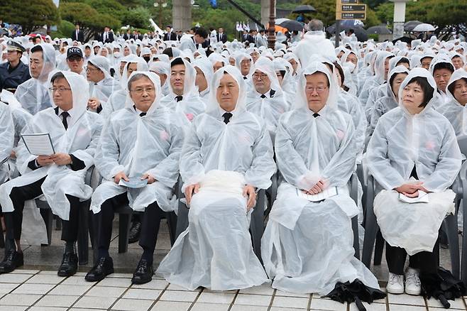 김기현 국민의힘 대표, 이재명 더불어민주당 대표, 정의당 이정미 대표 등이 18일 광주 북구 국립5·18민주묘지에서 열린 제43주년 5·18민주화운동 기념식에 참석하고 있다. [사진 출처 = 연합뉴스]