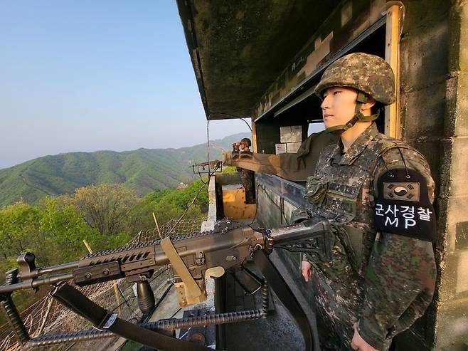 육군 7사단 장병들이 지난 27일 GOP초소에서 경계작전 근무를 서고 있다. 2023.4.30 [육군 제공. 재판매 및 DB 금지]