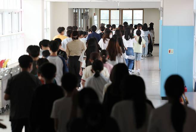 정부가 전국 관공서·공공기관·학교에서 민방공훈련(공습 대비 민방위 훈련)을 실시한 지난 16일 오후 경기도 하남시 윤슬초등학교에서 학생들이 대피 훈련을 하고 있다. [사진 출처 = 연합뉴스]