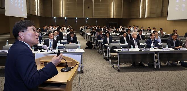 18일 고려대 SK미래관에서 '디지털자산정책포럼 발족 기념 세미나'가 열린 가운데 임종인 디지털자산정책포럼 대표(고려대 정보보호대학원 석좌교수)가 발표를 하고 있다.   이승환 기자