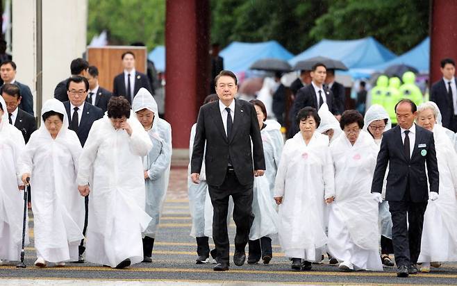 윤석열 대통령이 18일 광주 북구 국립5·18민주묘지에서 열린 제43주년 5·18민주화운동 기념식에 오월어머니회 회원들과 함께 입장하고 있다. (대통령실통신사진기자단) /사진=뉴시스