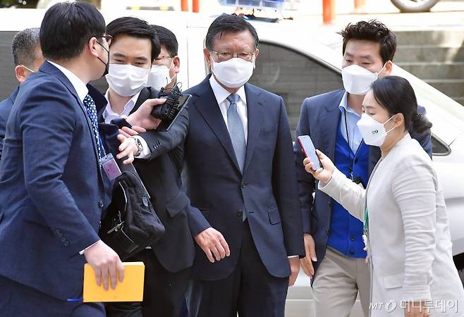 '계열사 부당지원' 의혹을 받고 있는 박삼구 전 금호아시아나그룹 회장이 12일 서울 서초구 서울중앙지법에서 영장실질심사를 받기 위해 출석하고 있다. /사진=김휘선 기자 hwijpg@