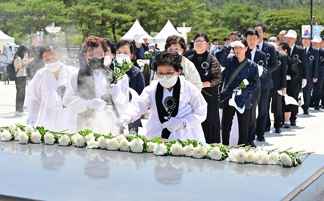 대통령실이 5·18 정신 헌법 전문 수록 원포인트 개헌은 국면전환용이라고 비판했다. 사진은 지난 17일 광주 북구 국립 5·18 민주묘지에서 열린 추모제에서 헌화하는 오월어머니회. /사진=뉴스1