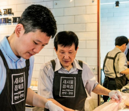 광명시가 ‘백년가게’ 등 광명시민에게 꾸준히 사랑받고 성장 잠재력이 높은 소상공인과 점포를 찾아 적극 육성하기로 했다. 사진은 광명시 백년가게 새서울정육점. / 사진제공=광명시