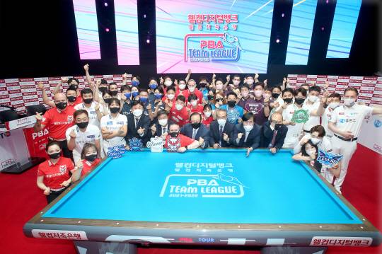 2022년 5월에 열린 ‘웰컴저축은행 2021-2022 PBA 팀리그’를 마치고 선수와 관계자들이 기념촬영을 하고 있다.                                                                                                                                                                        프로당구협회(PBA) 제공