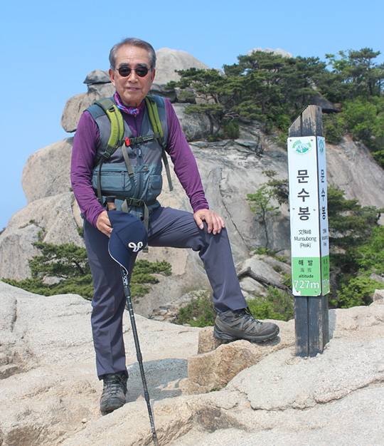 지난 13일 북한산 문수봉에 오른 김영수 프로당구협회 총재는 31년째 매주 토요일 등산하는 것이 건강비결이라고 했다.