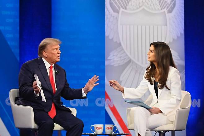 도널드 트럼프 전 미국 대통령이 10일(현지 시각) 저녁 CNN이 뉴햄프셔주(州)에서 주최한 ‘CNN 타운홀’ 생방송에 출연한 모습. 케이틀린 콜린스가 진행을 맡았다. [CNN홈페이지]