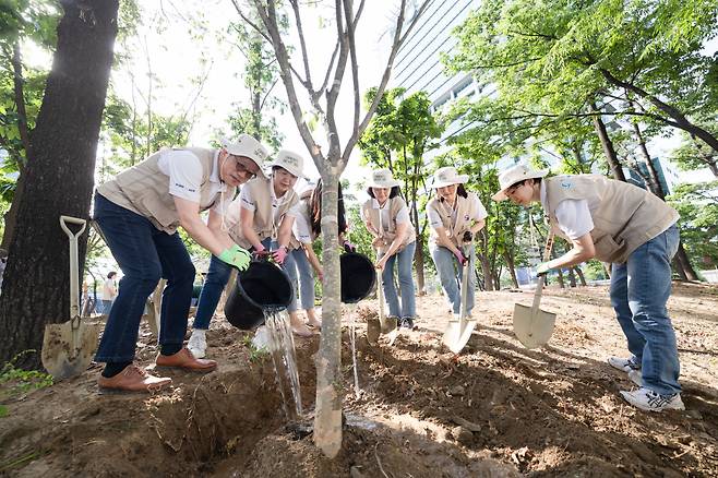 대한항공 직원들이 지난 17일 서울 양천구 목동 오목공원에서 나무를 심고 있다. [대한항공 제공]