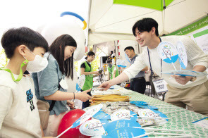 한국교통안전공단은 지난 13일 김천종합운동장에서 ‘TS BRAND DAY’를 열고, 김천상무 프로축구단과 함께 교통안전 홍보부스를 운영했다. [한국교통안전공단]