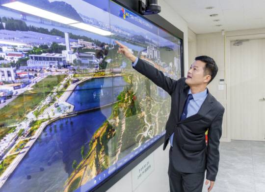 김태우 강서구청장이 지난 3월 7일 집무실에 설치된 대형 스크린에 서울식물원을 띄운 후 ‘마곡 워터 프론트 2.0’ 구상을 설명하고 있다. [강서구청]