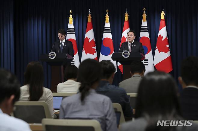 [서울=뉴시스] 홍효식 기자 = 윤석열 대통령과 쥐스탱 트뤼도 캐나다 총리가 17일 오후 서울 용산 대통령실 청사에서 공동기자회견을 하고 있다. 2023.05.17. yesphoto@newsis.com