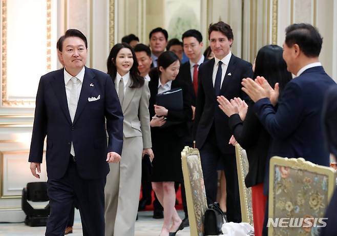 [서울=뉴시스] 전신 기자 = 윤석열 대통령과 부인 김건희 여사, 쥐스탱 트뤼도 캐나다 총리가 17일 청와대 영빈관에서 열린 공식 만찬에 입장하고 있다. 2023.05.17. photo1006@newsis.com