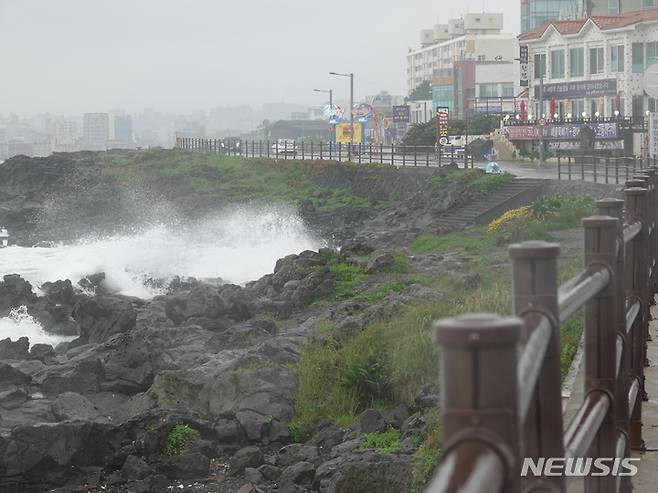 [제주=뉴시스] 오영재 기자 = 제주 용담해안도로 갯바위에 파도가 치고 있다. (뉴시스DB)