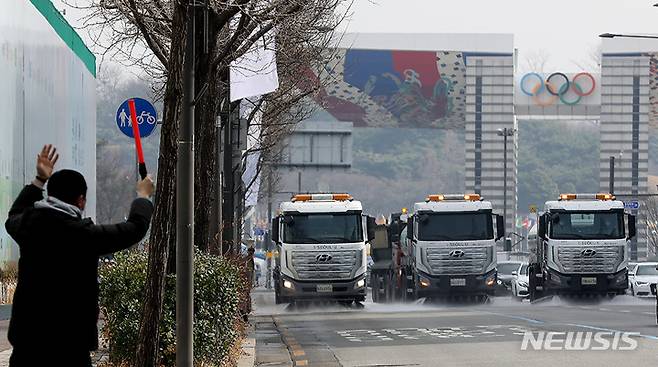 [서울=뉴시스] 조수정 기자 = 지난해 3월15일 오전 서울 송파구청 직원들이 살수차를 이용해 송파구청부터 올림픽공원 정문까지 이어지는 도로에서 봄맞이 물청소를 하고 있다. 2023.05.18. chocrystal@newsis.com