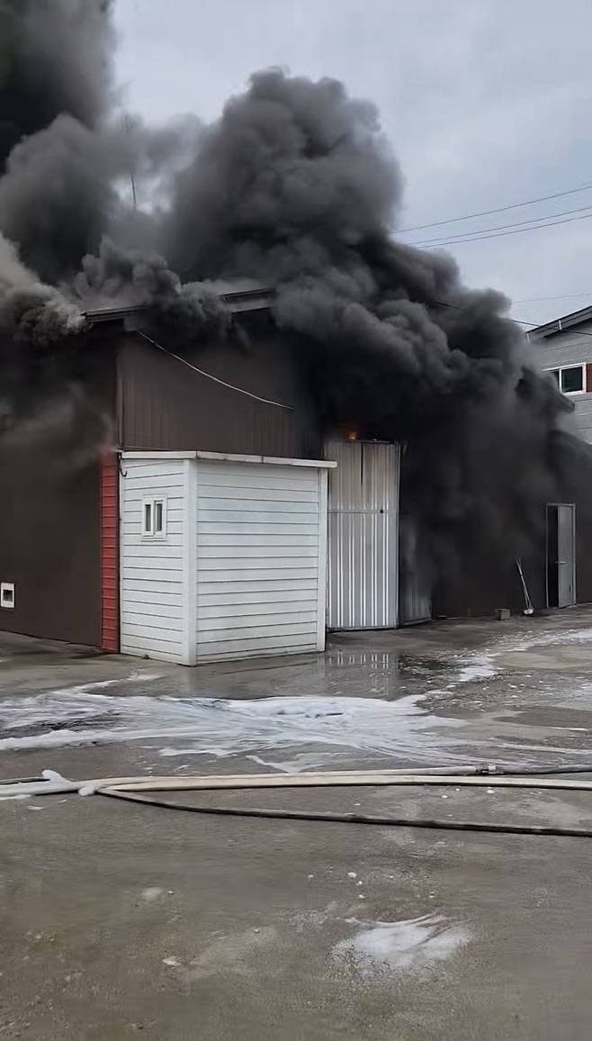 18일 오전 9시 59분께 충남 천안시 서북구 성환읍 한 플라스틱 제조공장에서 폭발로 추정되는 화재가 발생해 소방당국이 진화작업을 펼치고 있다. 사진=독자제공 *재판매 및 DB 금지