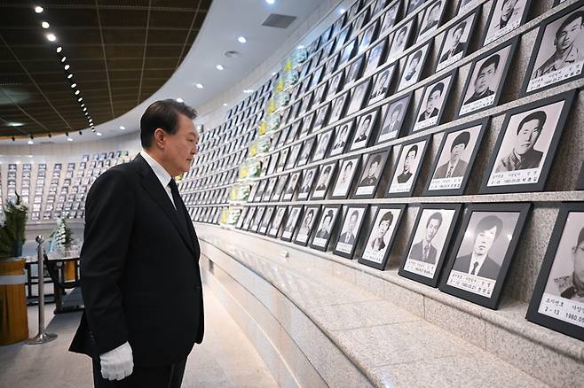 [광주=뉴시스] 윤석열 대통령이 18일 광주 북구 국립5·18민주묘지에서 열린 제43주년 5·18민주화운동 기념식을 마친 뒤 유영봉안소를 둘러보고 있다. (사진=대통령실 제공) 2023.05.18. photo@newsis.com *재판매 및 DB 금지