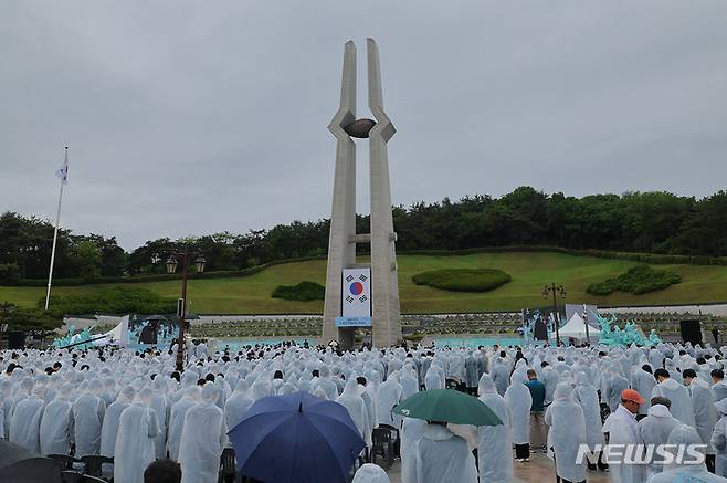 [광주=뉴시스] 김혜인 기자 = 5·18민주화운동 43주년 기념식이 18일 오전 광주 북구 운정동 국립5·18민주묘지에서 열리고 있다. (공동취재사진) 2023.05.18. hyein0342@newsis.com