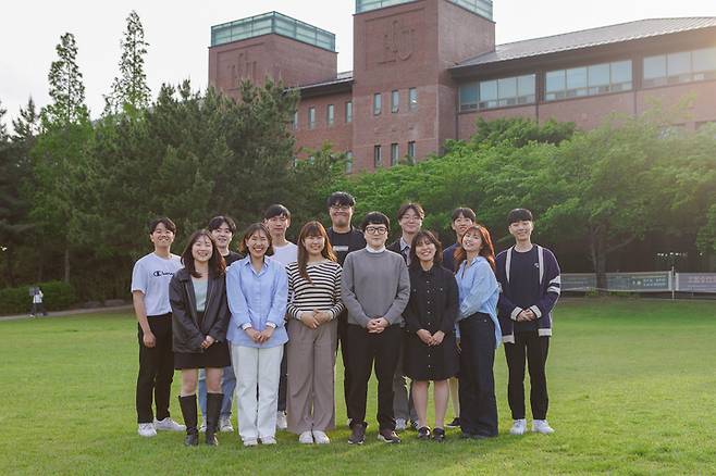 [포항=뉴시스] 강진구 기자 = 경북 포항의 한동대학교는 SW중심대학 2개 창업팀이 중소벤처기업부에서 시행하는 ‘2023년도 예비창업패키지’사업과 ‘2023년도 창업중심대학 예비창업자’에 최종 선발됐다고 18일 밝혔다.사진은 예비창업지원프로그램에 최종 선발된 한동대 창업팀.(사진=한동대학교 제공) 2023.05.18.photo@newsis.com *재판매 및 DB 금지