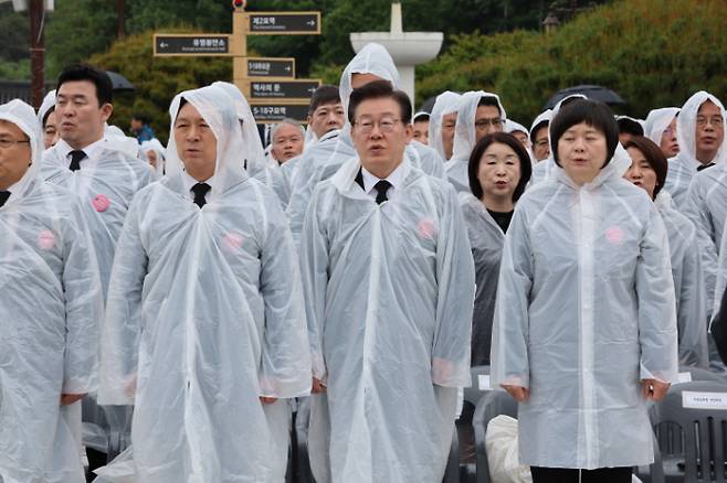 국민의힘 김기현 대표, 더불어민주당 이재명 대표, 정의당 이정미 대표 등이 18일 광주 북구 국립5·18민주묘지에서 열린 제43주년 5·18민주화운동 기념식에서 애국가를 부르고 있다. 연합뉴스