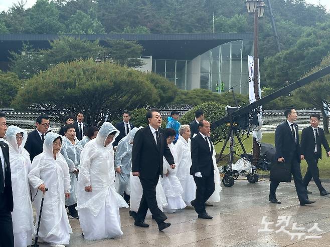 윤석열 대통령이 오월 유족과 함께 18일 오전 10시 광주 북구 운정동 국립5·18민주묘지에서 열리는 제 43주년 5·18 기념식에 입장하고 있다. 김한영 기자