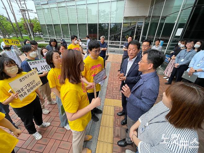 18일 오전 플랫폼피입주사협의회가 박강수 구청장에게 항의 연대서명과 서한문을 전달하려 하자 이를 막는 구청 직원들과 대치하고 있다. 김민수 기자