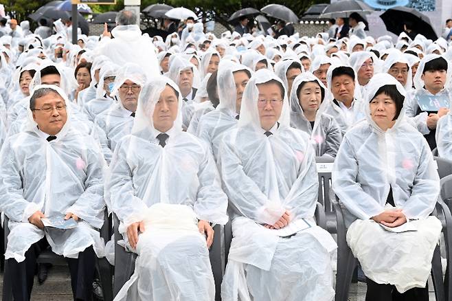 국민의힘 김기현 대표, 더불어민주당 이재명 대표, 정의당 이정미 대표 등이 18일 광주 북구 운정동 국립 5·18민주묘지에서 열린 5·18 민주화운동 43주년 기념식에 자리하고 있다. 연합뉴스