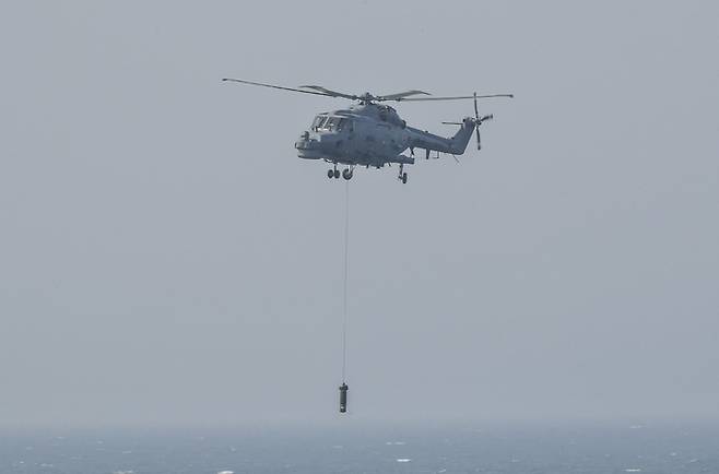 지난 16일 가덕도 인근 해상에서 해군 대잠작전헬기(LYNX)가 디핑소나를 투하하고 있다. 해군 제공