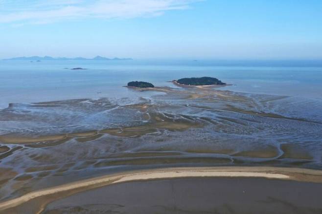 전북 고창군 외죽도 주변에 분포한 모래갯벌. 람사르습지로 지정된 이 지역 갯벌은 혼성 갯벌, 펄갯벌 등 다양한 형태가 있다. 고창군 제공