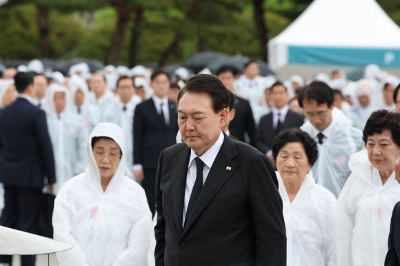 국립5·18민주묘지 참배하는 윤석열 대통령 - 윤석열 대통령이 18일 광주 북구 국립5·18민주묘지에서 열린 제43주년 5·18민주화운동 기념식에 참석하고 있다. 2023.5.18  연합뉴스