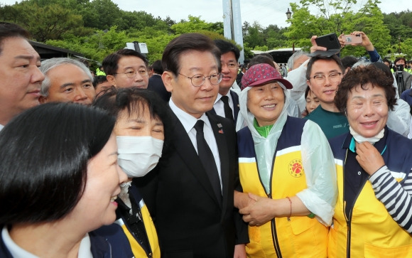 5·18 기념식 참석하는 이재명 - 이재명 더불어민주당 대표가 18일 광주 북구 운정동 국립 5·18민주묘지에서 열린 5·18 민주화운동 43주년 기념식에 참석하고 있다. 광주 연합뉴스