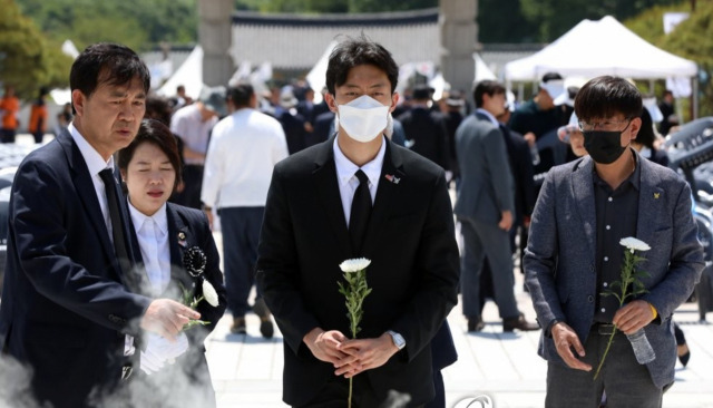 고 전두환 전 대통령의 손자 전우원씨가 17일 광주 북구 국립5·18민주묘지에서 열린 5·18 민중항쟁 제43주년 추모식에 참석해 헌화하고 있다. 연합뉴스 캡처