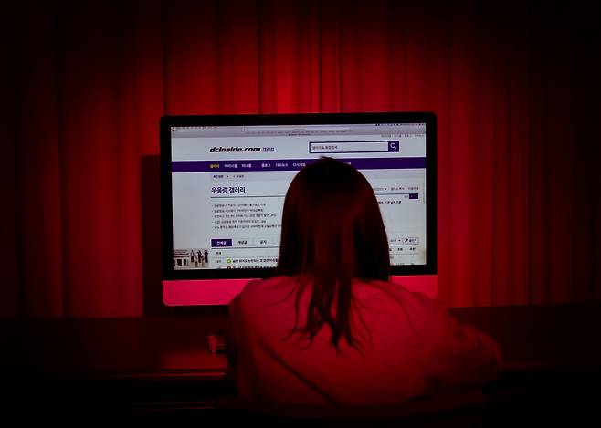 10대 여학생이 서울 강남에서 투신한 것을 계기로 디시인사이드 우울증갤러리에서 청소년 그루밍 성범죄가 다수 있었다는 의혹이 제기되었다. ⓒ시사IN 조남진