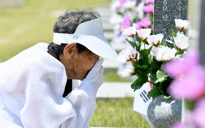 17일 오전 광주 북구 운정동 국립 5·18민주묘지에서 유족이 오열하고 있다. ⓒ연합뉴스