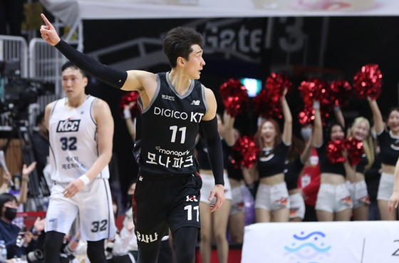 세리머니하는 양홍석(가운데). /사진=KBL 제공