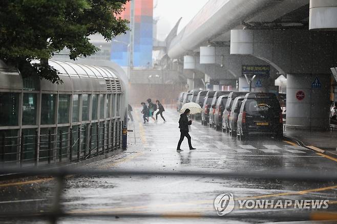 제주국제공항 택시 승차장에 비가 쏟아지고 있다. [연합뉴스 자료사진]