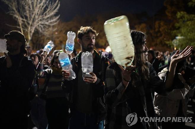 지난 15일(현지시간) 물통을 들고 '짠 수돗물 사태' 항의하는 우루과이 몬테비데오 시민들  [몬테비데오 AFP=연합뉴스]