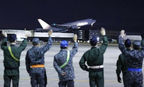 우크라이나 지원 물자 실은 항공기 (아이치 교도=연합뉴스) 2022년 3월 8일 일본이 우크라이나에 제공하는 지원물자를 실은 공중급유 수송기가 일본 아이치현 소재 항공자위대 고마키기지를 이륙하고 있다.