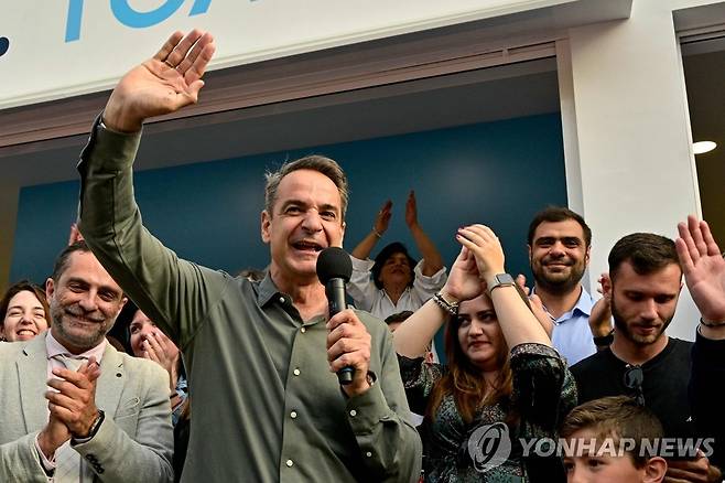 선거운동본부 방문해 손 흔드는 그리스 총리 (아테네 AFP=연합뉴스) 그리스의 단독 집권당인 신민주주의당(ND)을 이끄는 키리아코스 미초타키스 총리가 14일(현지시간) 수도 아테네에 위치한 당 선거운동본부를 방문해 지지자들에게 손을 흔들고 있다. 비례대표제로 치러지는 그리스 총선은 21일 실시되고 연립정부 구성 실패 시 실시되는 2차 총선은 오는 7월 2일로 예정돼 있다. 2023.05.15 yerin4712@yna.co.kr