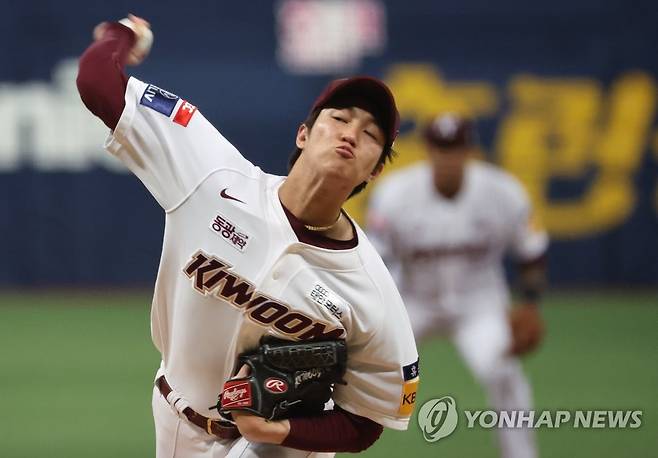 역투하는 안우진 (서울=연합뉴스) 최재구 기자 = 18일 고척 스카이돔에서 열린 프로야구 두산과 키움의 경기에서 키움 선발 안우진이 역투하고 있다. 2023.5.18 jjaeck9@yna.co.kr